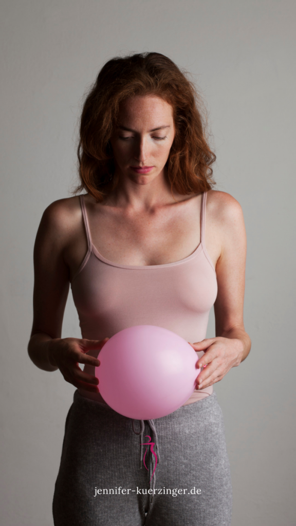 Frau steht vor aufgeblasenem Ballon – Symbol für Ernährungstherapie bei Blähbauch durch Stress in Regensburg.