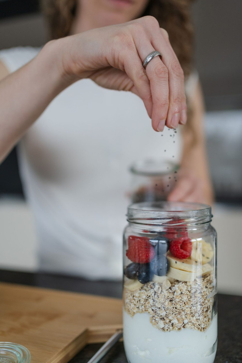 Overnight Oats mit Beeren und Chiasamen im Glas