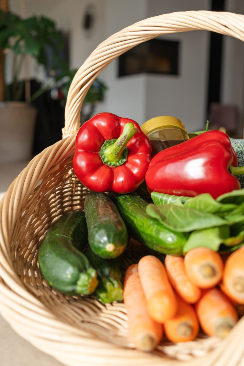Korb mit frischem Gemüse, Paprika, Zucchini und Karotten