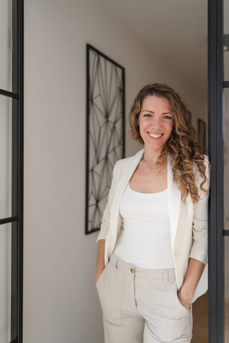 Jennifer Kürzinger in ihrer Praxis